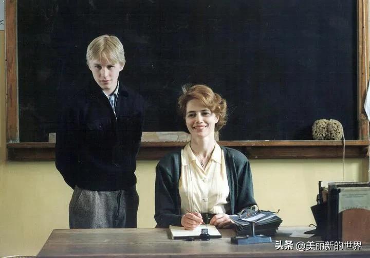 教室别恋在线播放(中国版的“教室别恋”，98年的女老师恋上2007年的男学生！)