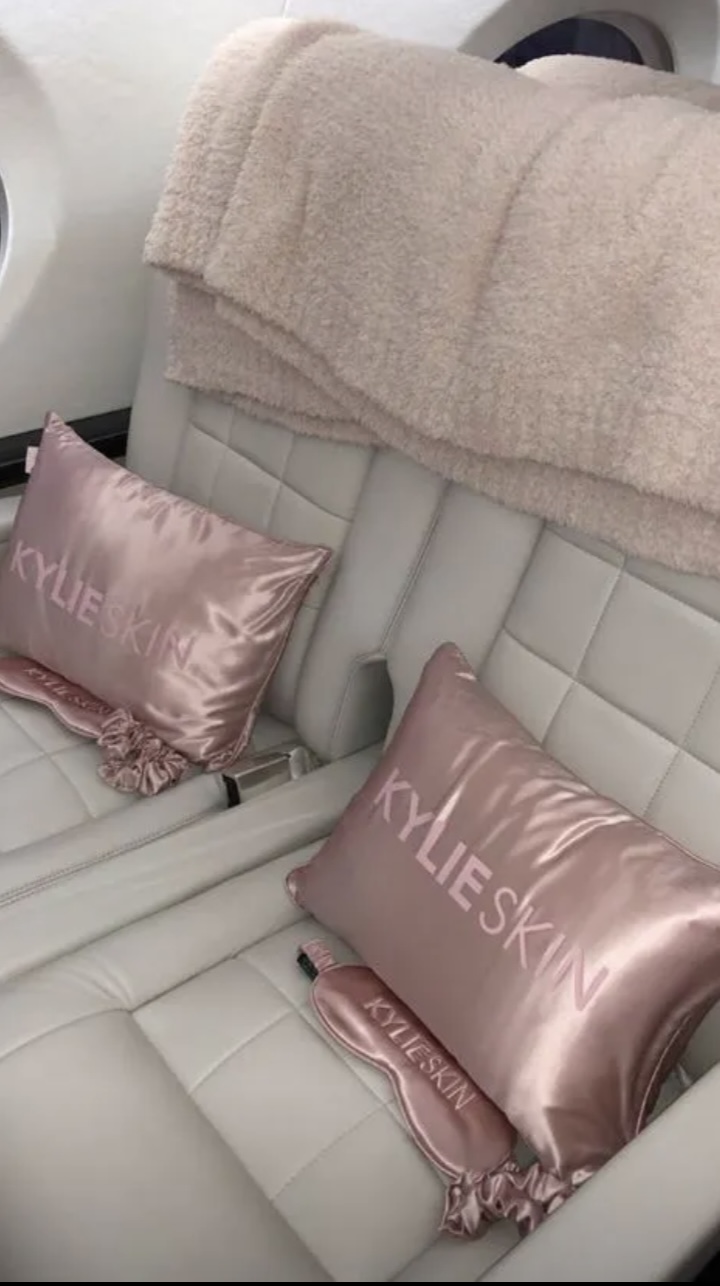 金小妹晒私人飞机被骂惨：我用纸吸管环保，你们富人疯狂排碳？