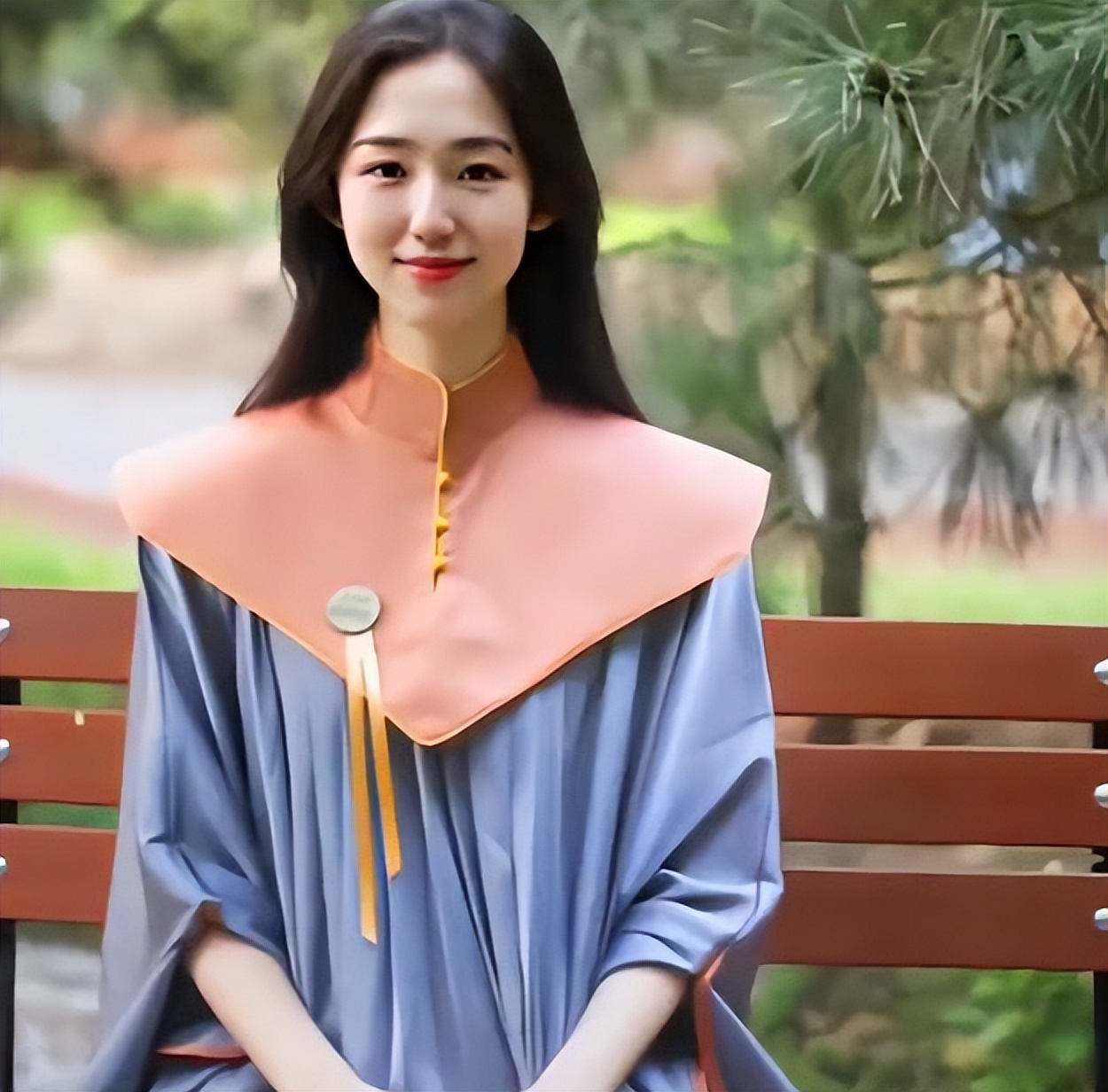 中央美院“民族风学士服”火了，中西结合有特色，典雅又不失风采