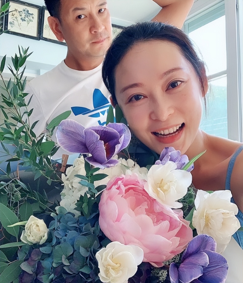 杨卓娜：生了孩子没名没分，还得照顾两个继女当后妈