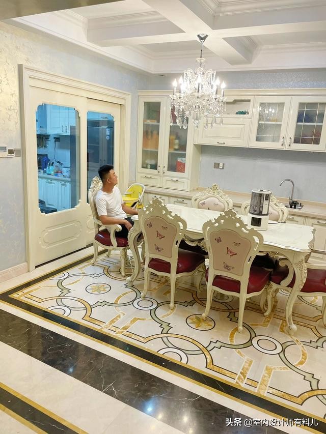 他家四层大别墅，500万豪华装修，客厅摆床、冰箱贴膜，处处踩坑