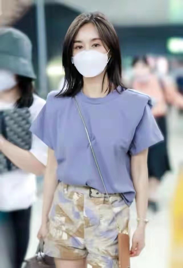 159cm的王子文太会穿，长靴比半个腿都高，但超有时尚感