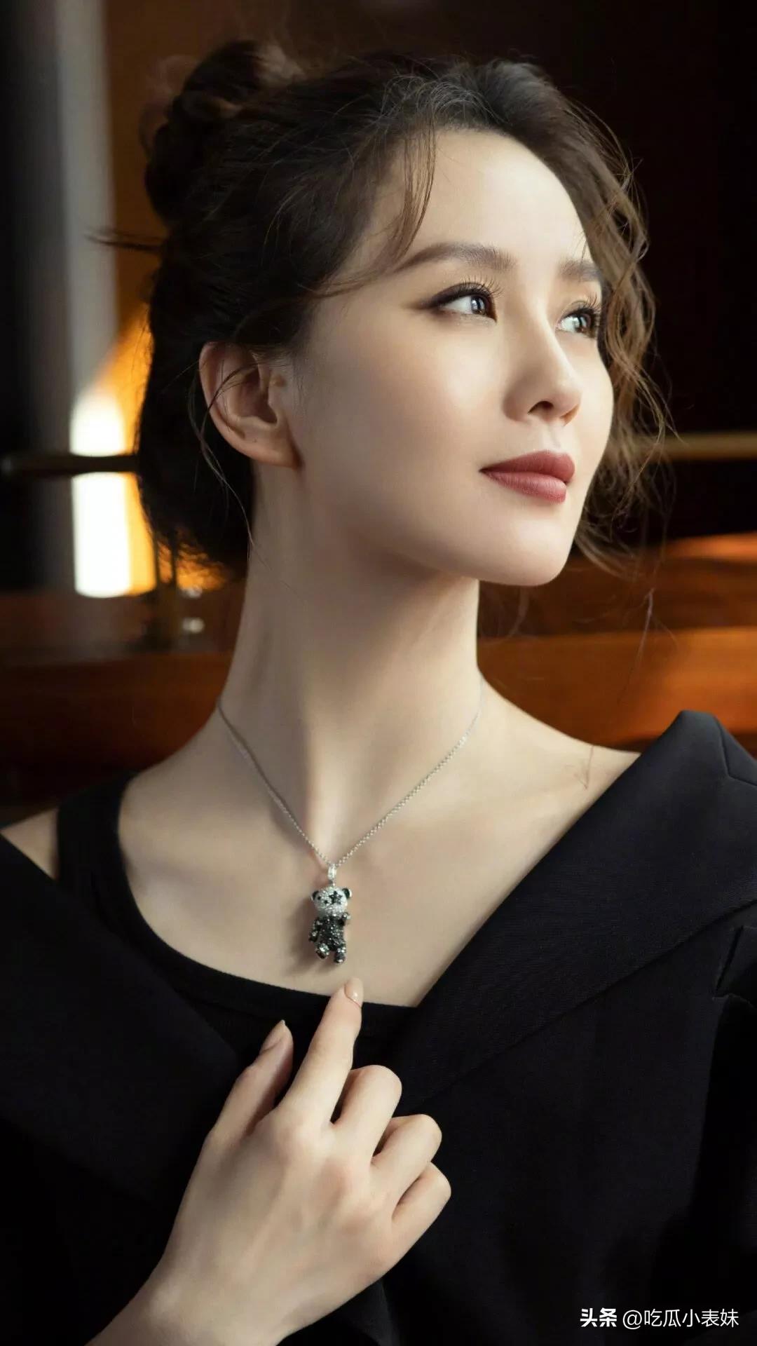 刘诗诗惊艳写真照，优雅迷人