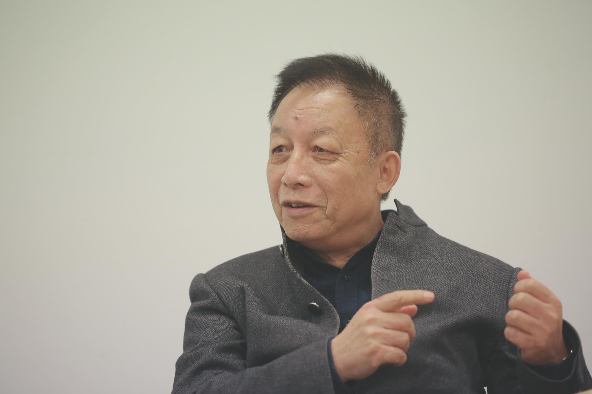 副教授易中天为何离开武汉大学？他接受采访说：武汉天气不好