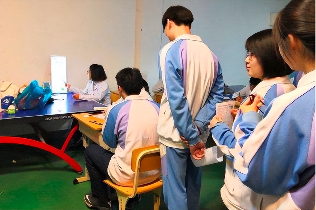 高考体检要求“脱光光”？学生表示难以接受，医生：我们也不接受