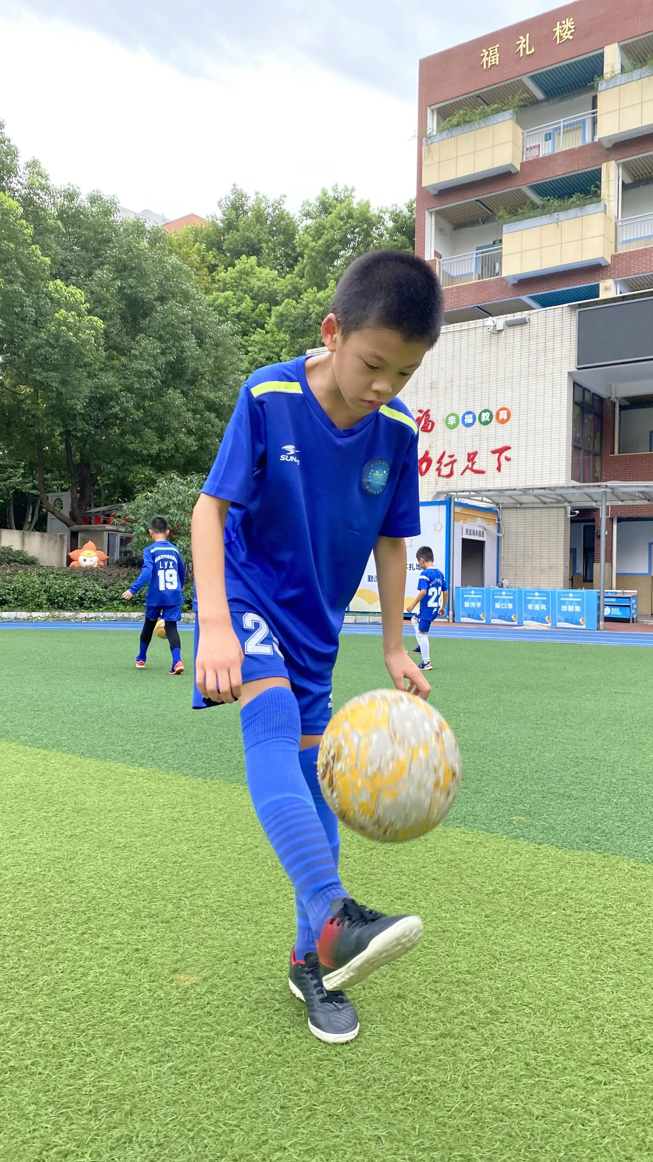 儿童冬天适合踢足球么(足球——青少年健身首选)