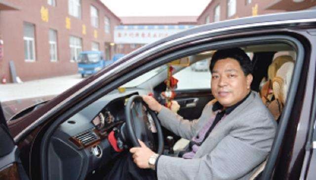 重庆小伙被迫乞讨，好心姐姐出手相救，20年后，小伙出100万报恩