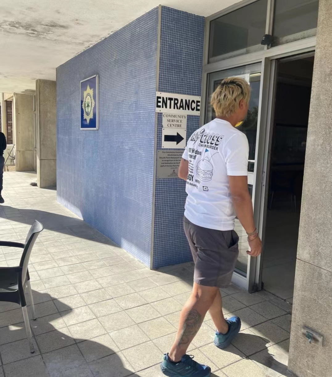 不开心！TVB女星一家到南非拍摄节目被盗摄影器材，曝损失近10万