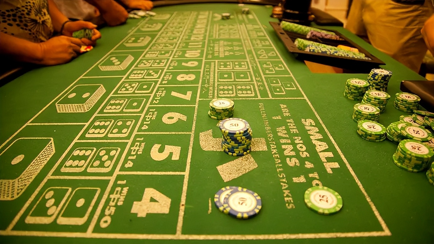 2019年，湖南富婆输光千万家产，被丈夫骗去离婚，住在狭小出租屋