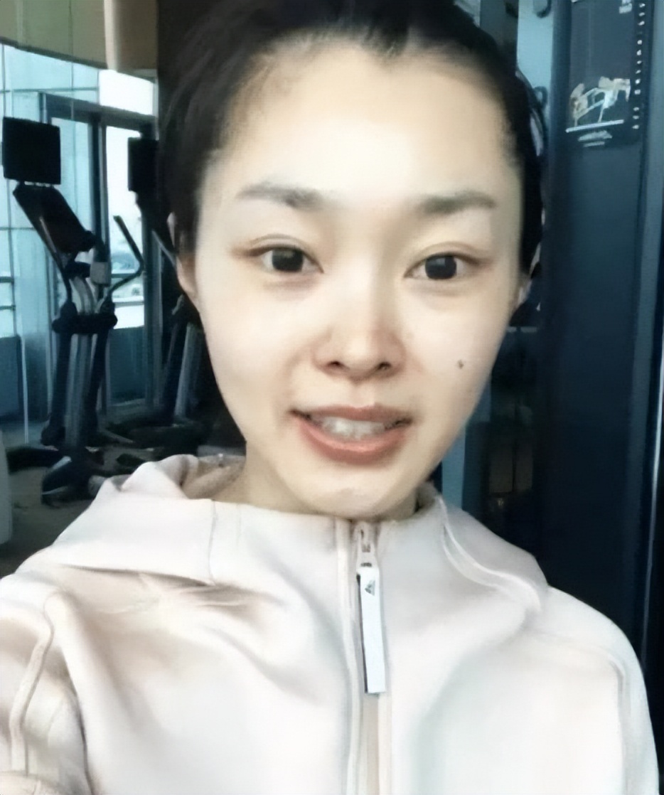 痘痘脸、赘肉、五五分！生图里的女星，让我看见了人间真实