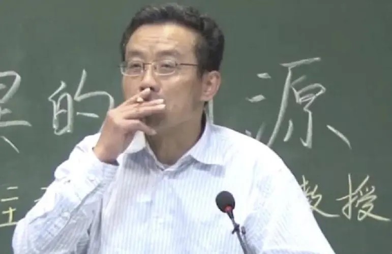 复旦教授上课香烟从不离手，儿子上普通大学，注重青少年精神培养