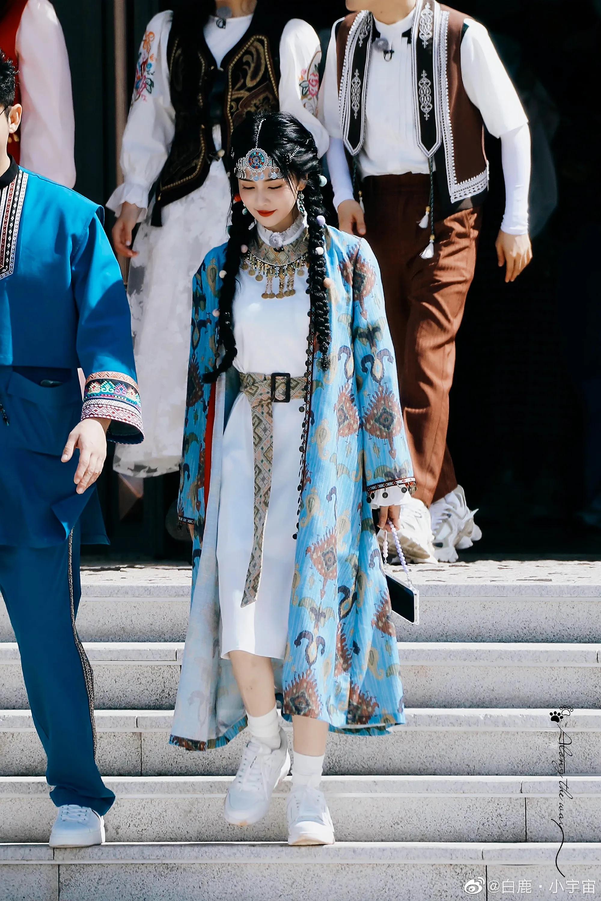 《奔跑吧》直播截图中的白鹿以及跑男新疆收官路透哦