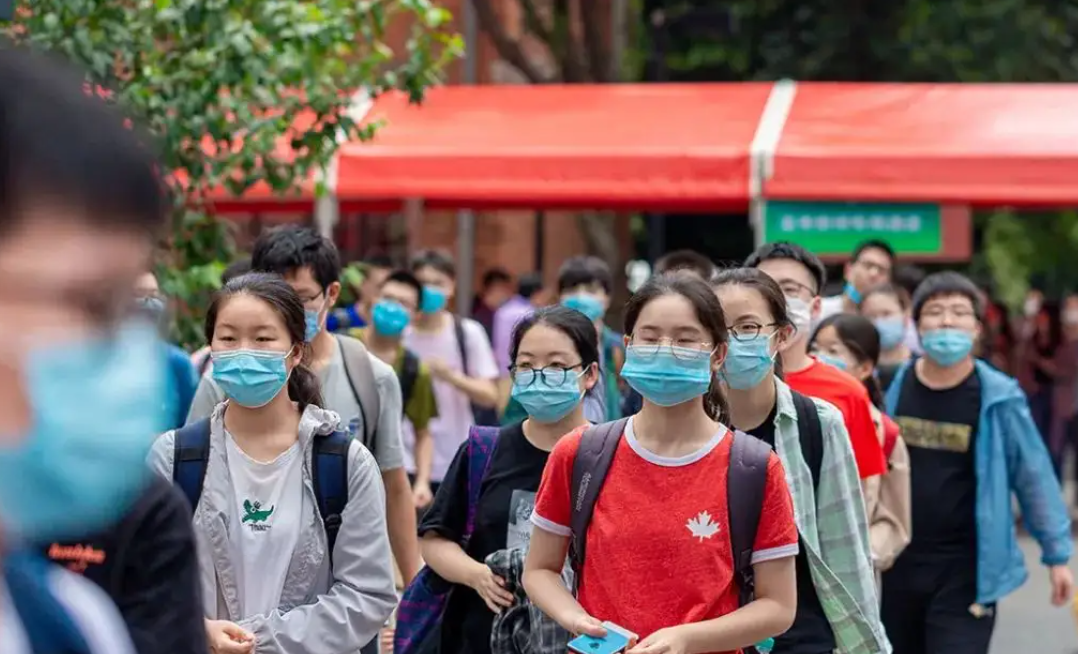 高考当天为何尽量不穿校服？班主任道出实情，学生与家长要知晓