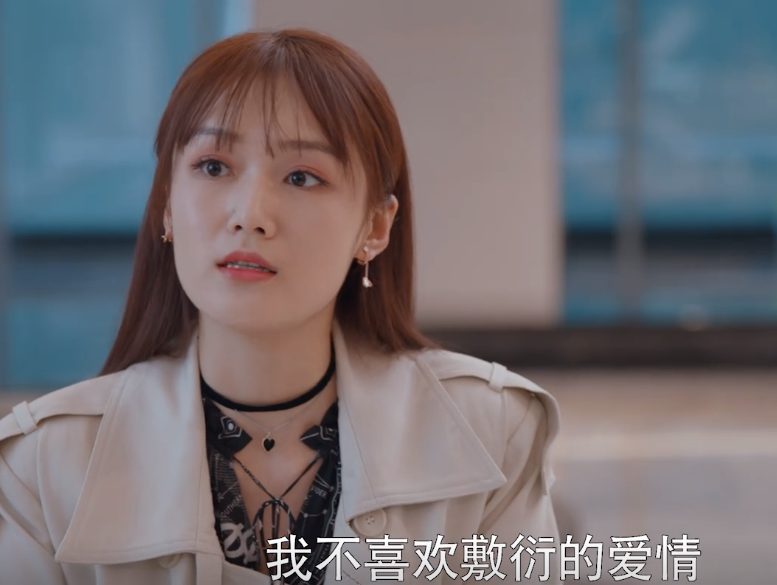 国产剧又见老少恋，靳东新剧男配比女配大20岁，感情戏令人不适