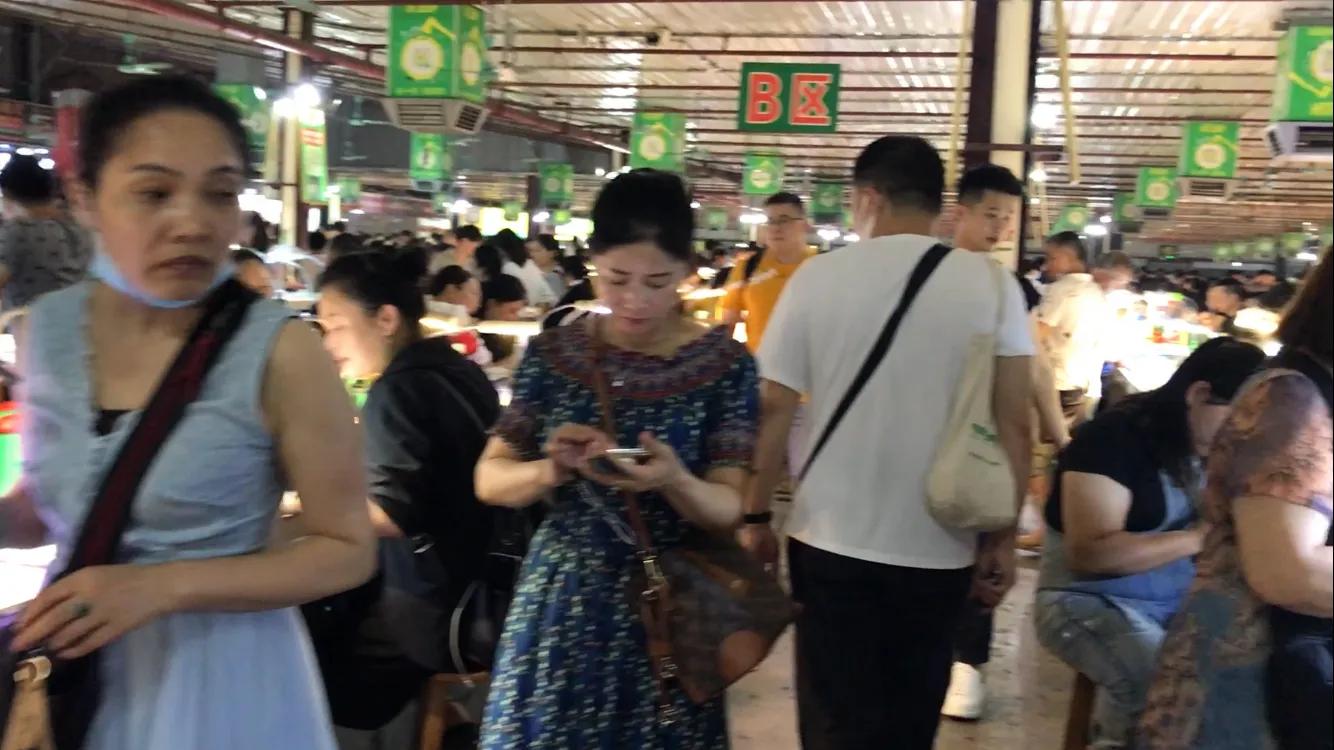 中国最大的翡翠市场在哪里(这里的翡翠如菜市场一样售卖，交易场景令人欣喜，人气爆棚惹人馋)