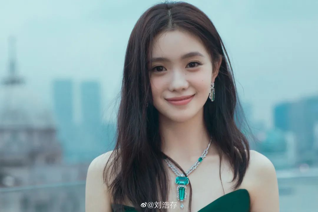 鞠婧祎又“变脸”？下巴尖出新高度，妆容再现半永久撞脸刘浩存