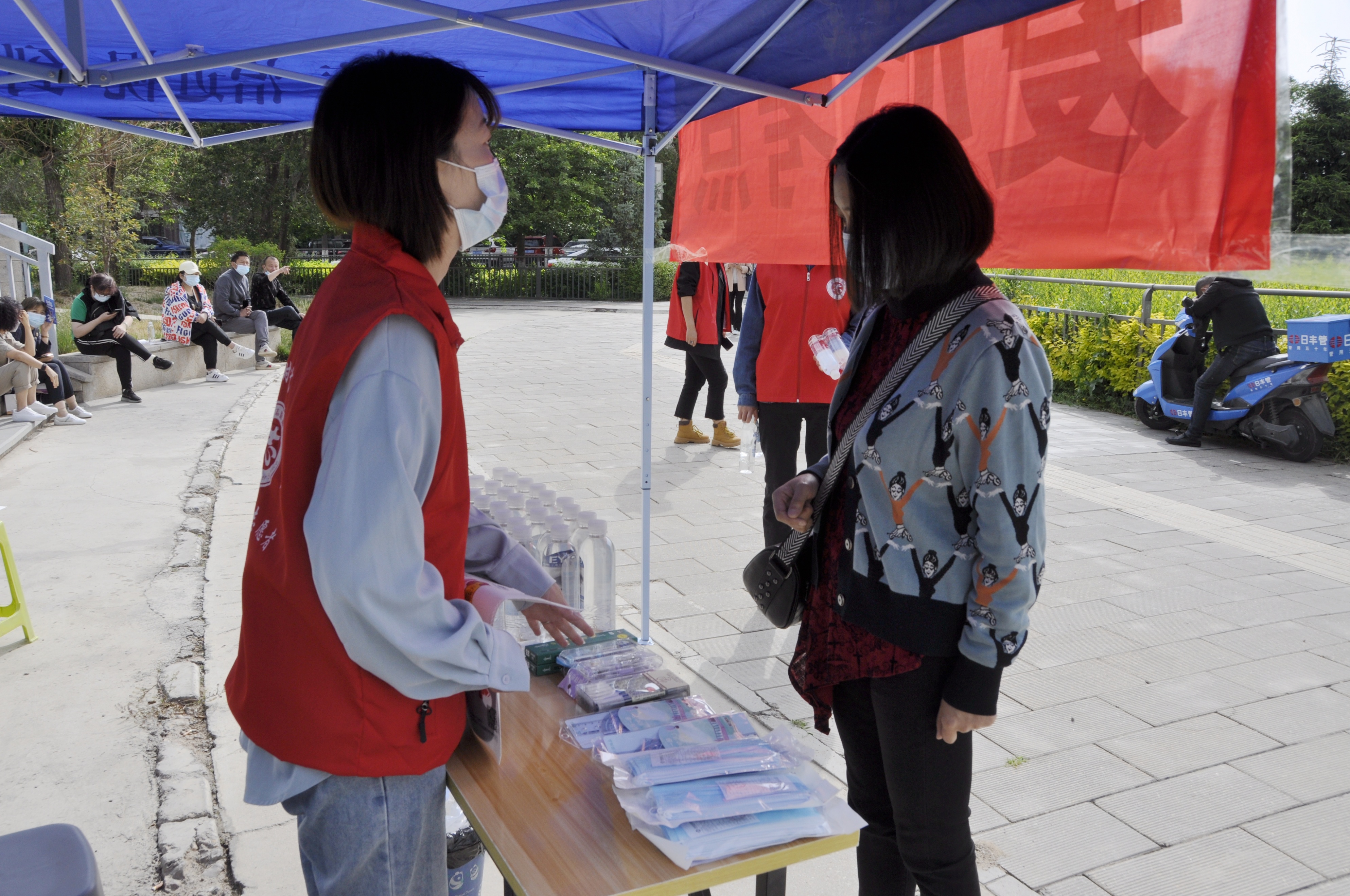 西宁市劳模工匠志愿者服务队300辆爱心送考车“护航”高考