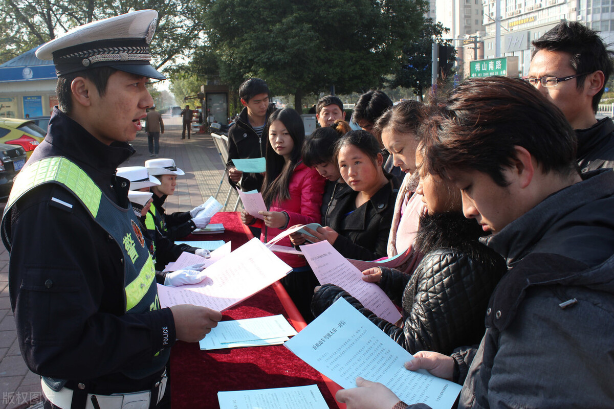 以下“4警1勤”人员，哪个不属于合同制？辅警和协警怎样才能进编