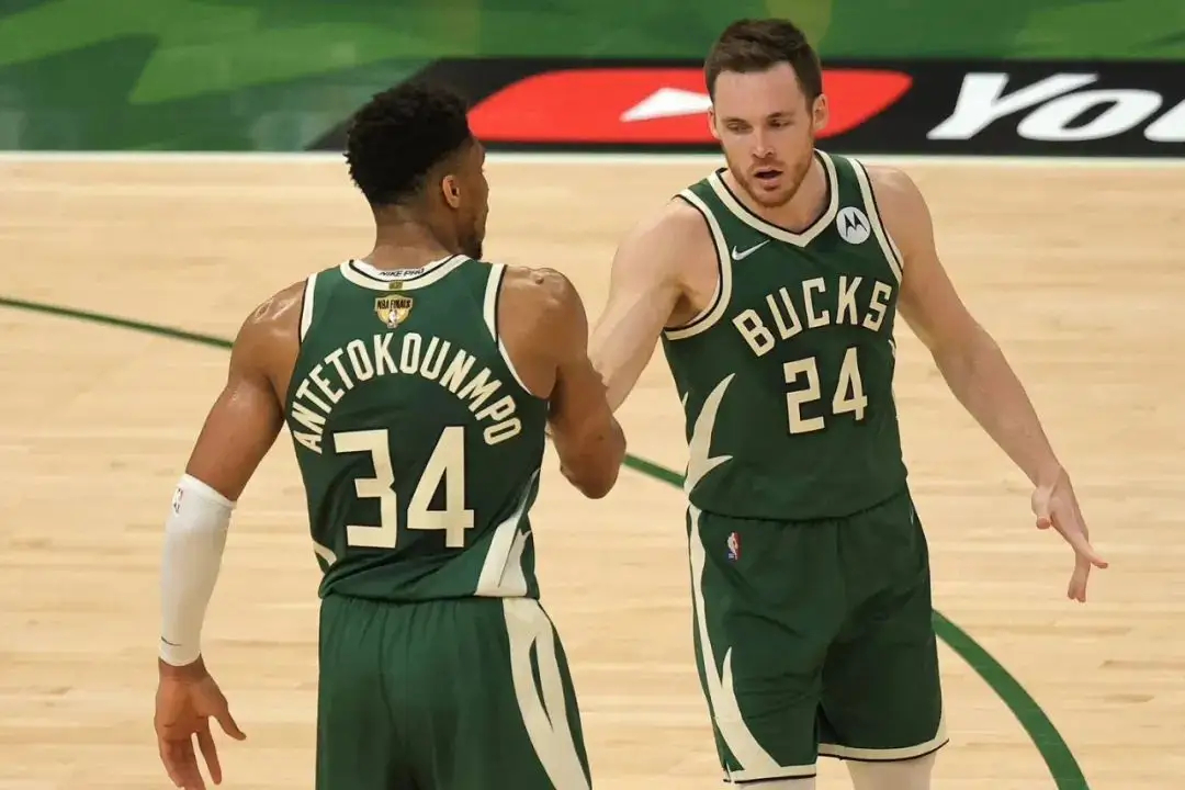 康诺顿作为雄鹿2021年夺冠的成员之一,对于球队的战术早已经熟记于心