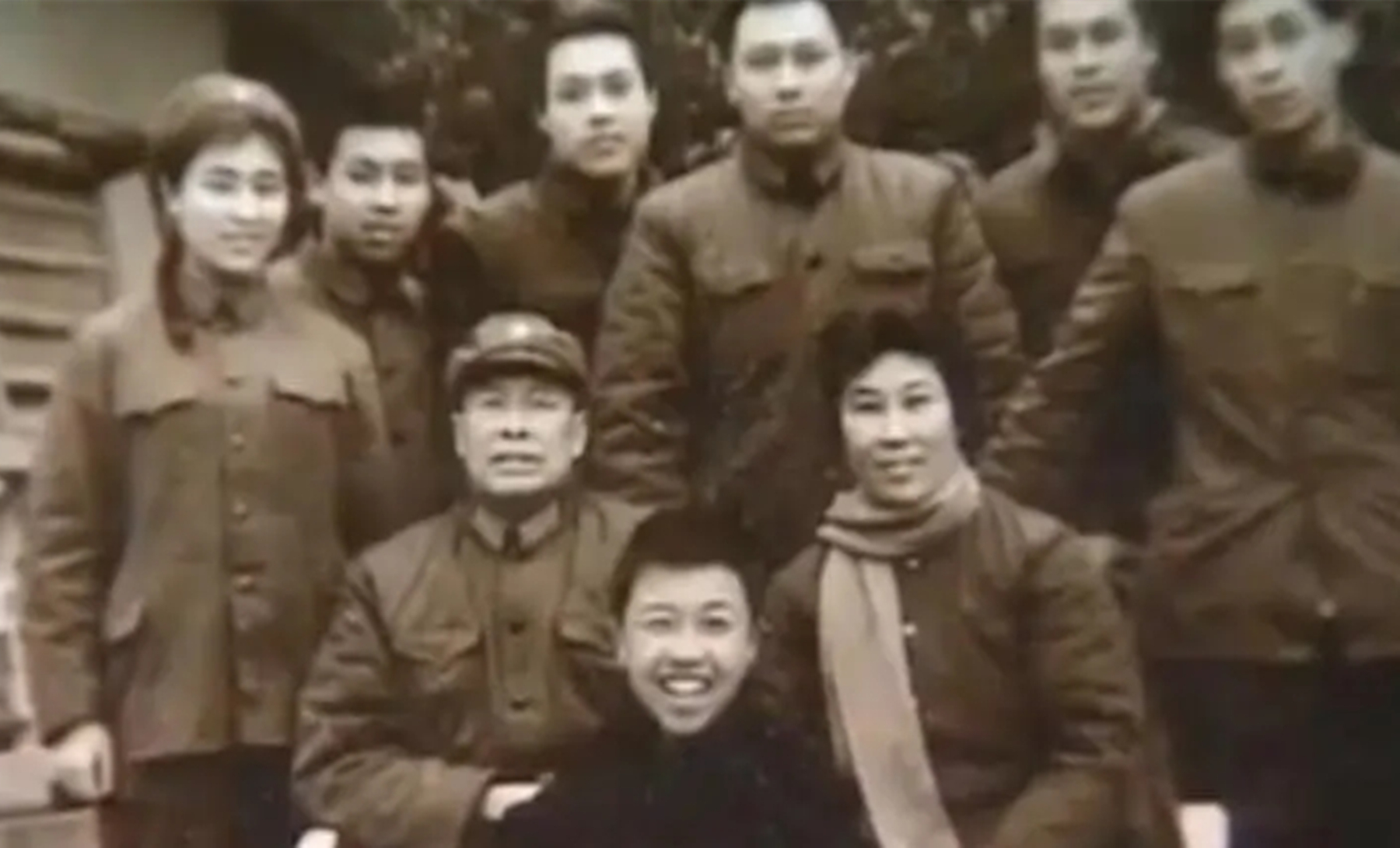 中国首位变性人，隐瞒男儿身嫁给52岁富商，丈夫死后一张纸条拆穿