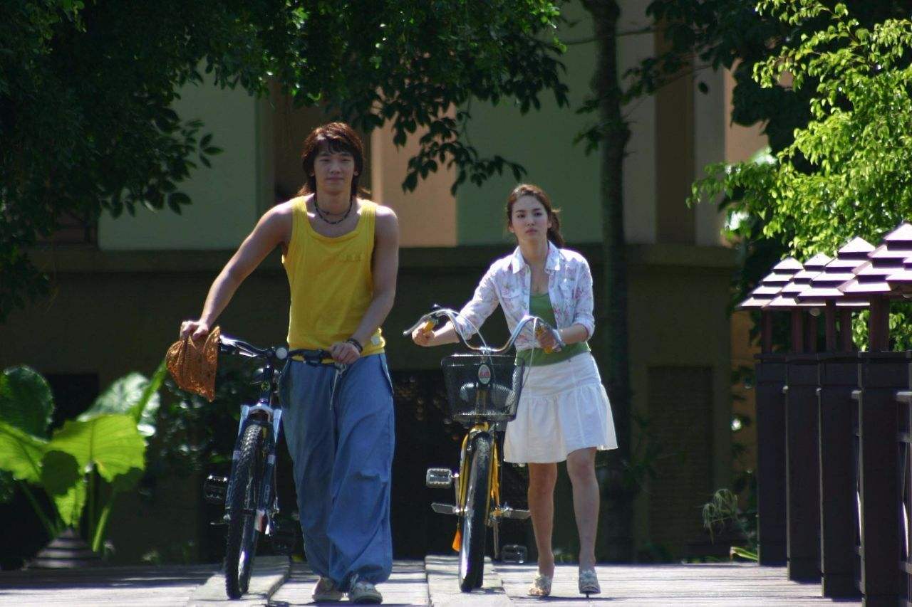 这部韩剧和夏天很适配，除了剧情，穿搭更是不落俗套