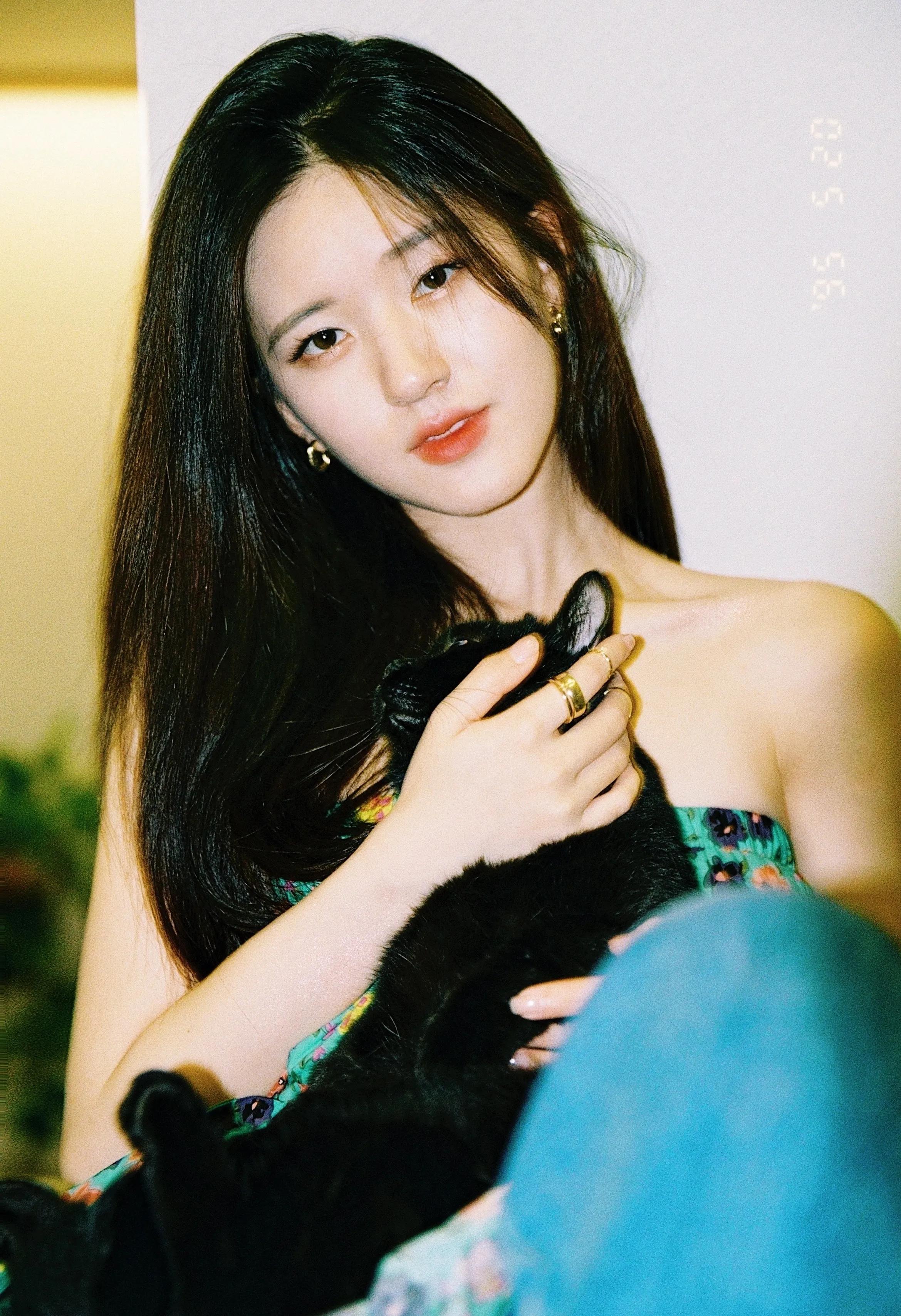 从网红成长为明星，赵露思甜美写真欣赏