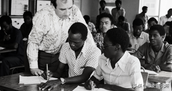 黑人留学生疯狂“猎艳”苏联女郎，遭苏联青年狂揍，引发黑人运动