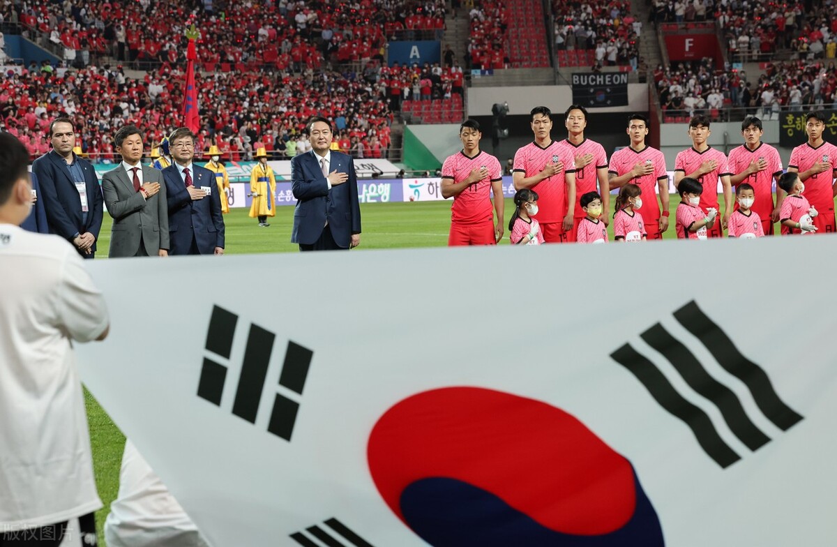 世界杯韩国主题曲是什么歌(卡塔尔世界杯韩国队名单，32人选26！孙准浩体验“生死时速”，权敬源已稳坐钓鱼台)