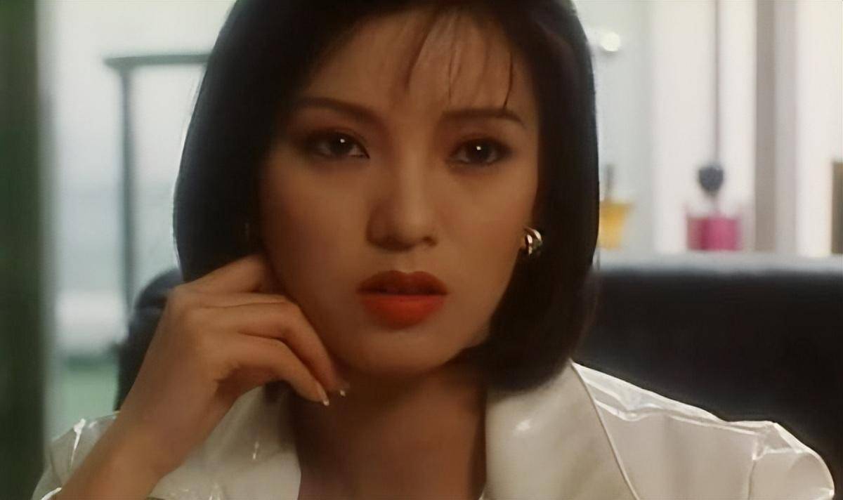 不过随着年龄增长,不甘失去美貌的彭丹也开始往脸上拉刀了,不光不见