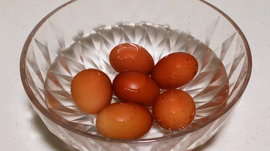 鸡蛋煮熟了怎样不粘壳又好剥（熟鸡蛋怎样好剥皮）-第6张图片-昕阳网