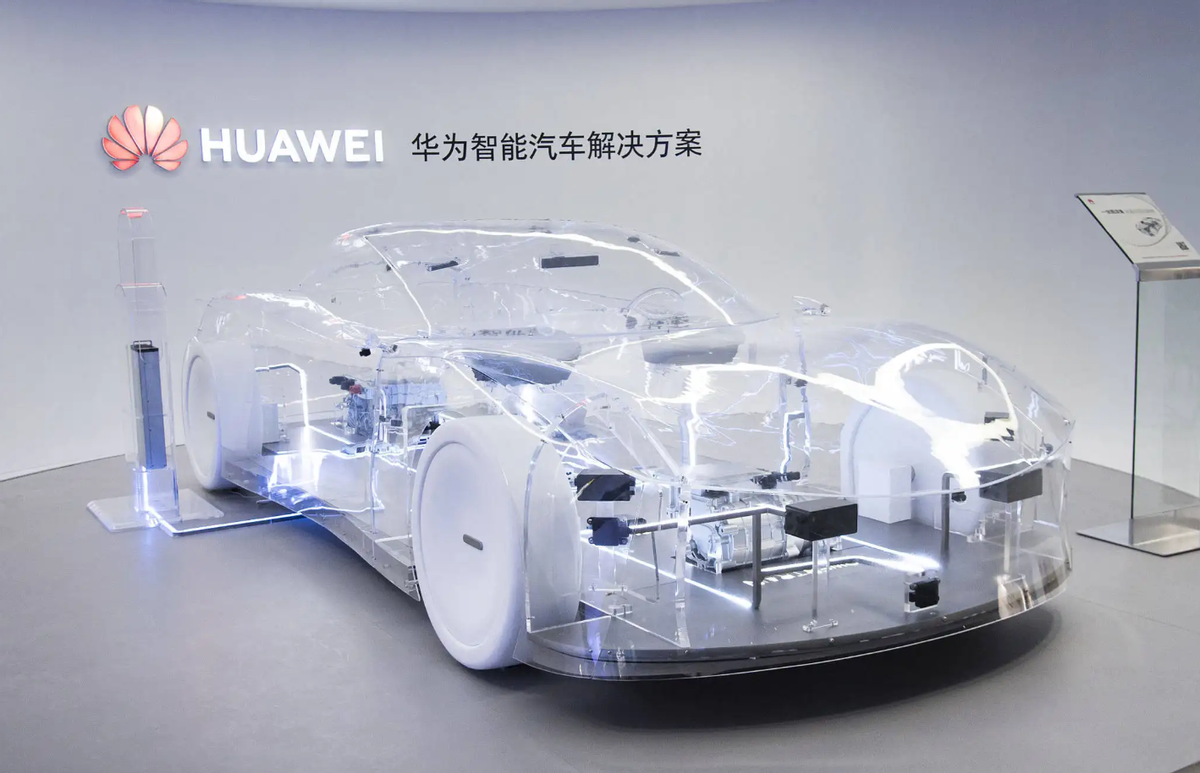 问界M5半月交付近7000台，不造车的华为，才是特斯拉的最强对手？