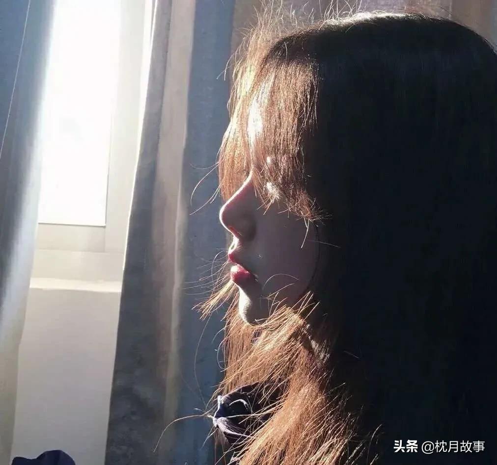 绝望如深渊无光，希望早已被风卷走，只剩沉默在黑暗中腐烂。