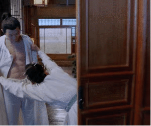 影帝影后多敬业？有人生吞12枚鸡蛋、鼻子被打歪，有人为戏锯门牙