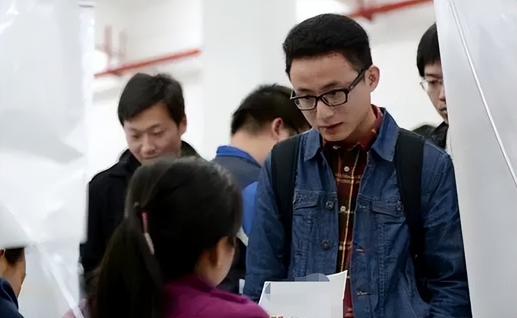 公务员晒工资条，到手月薪和想象不一样，网友：铁饭碗不香了