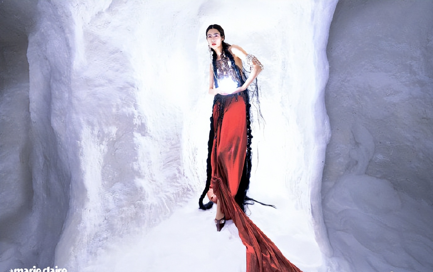 刘雯最新大片风格独特气场强 身材绝佳尽显超模气质