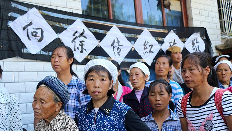 2014年，徐传红勇救母子3人牺牲，政府补偿66万，葬礼上千人送行