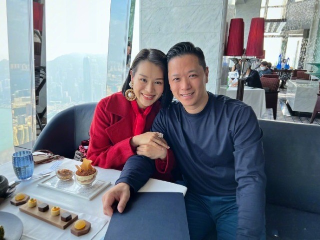 幸福爆表！胡杏儿晒一家五口为老公庆生，李乘德获妻儿献吻超满足