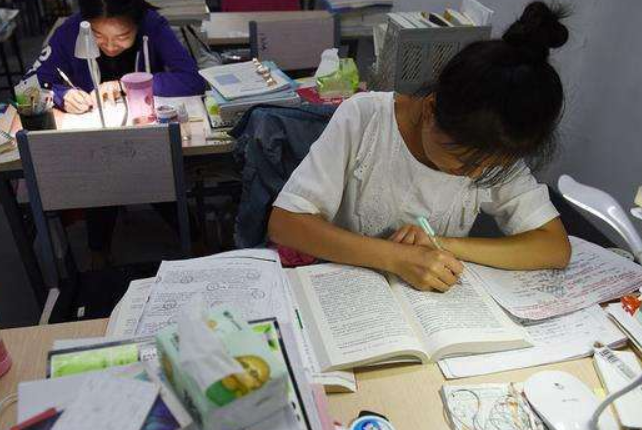 考上985、211大学有多不容易？班主任给出答案，底层父母很心酸