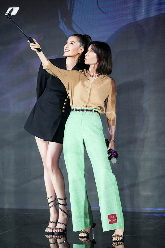 宋佳和刘敏涛都是40多岁了，同样穿商务风的服装，气质相差不小