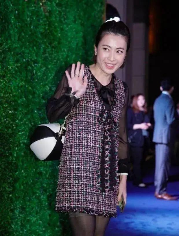 甘比在公司表现不错,从刘銮雄那里调来当他的秘书.