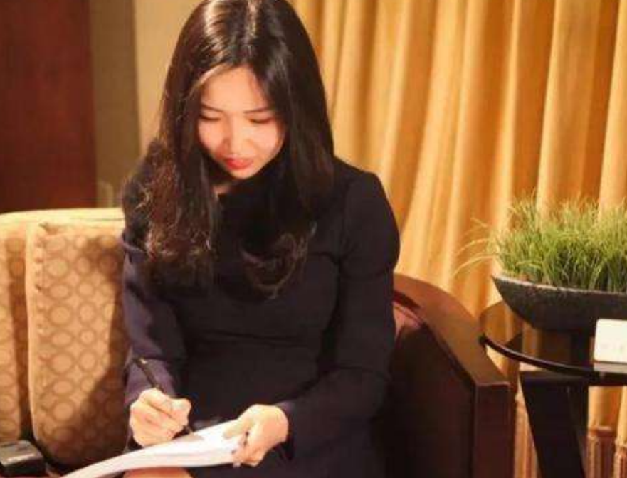 90后富三代美女：23岁继承千亿资产，和苏宁太子订婚，人生赢家