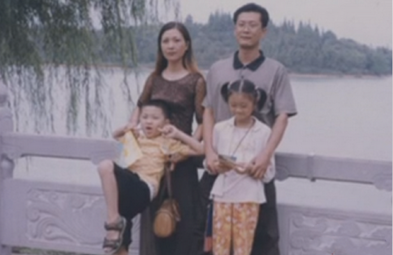 2011年，贺州一家四口被灭门，两枚脚印揭开凶手身份：死者亲妹妹