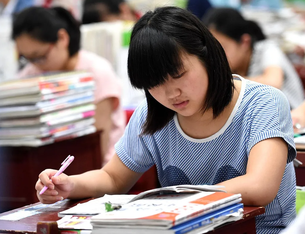 高考数学有多难？考生调侃想让韦神附体，不料却附在了卷子上