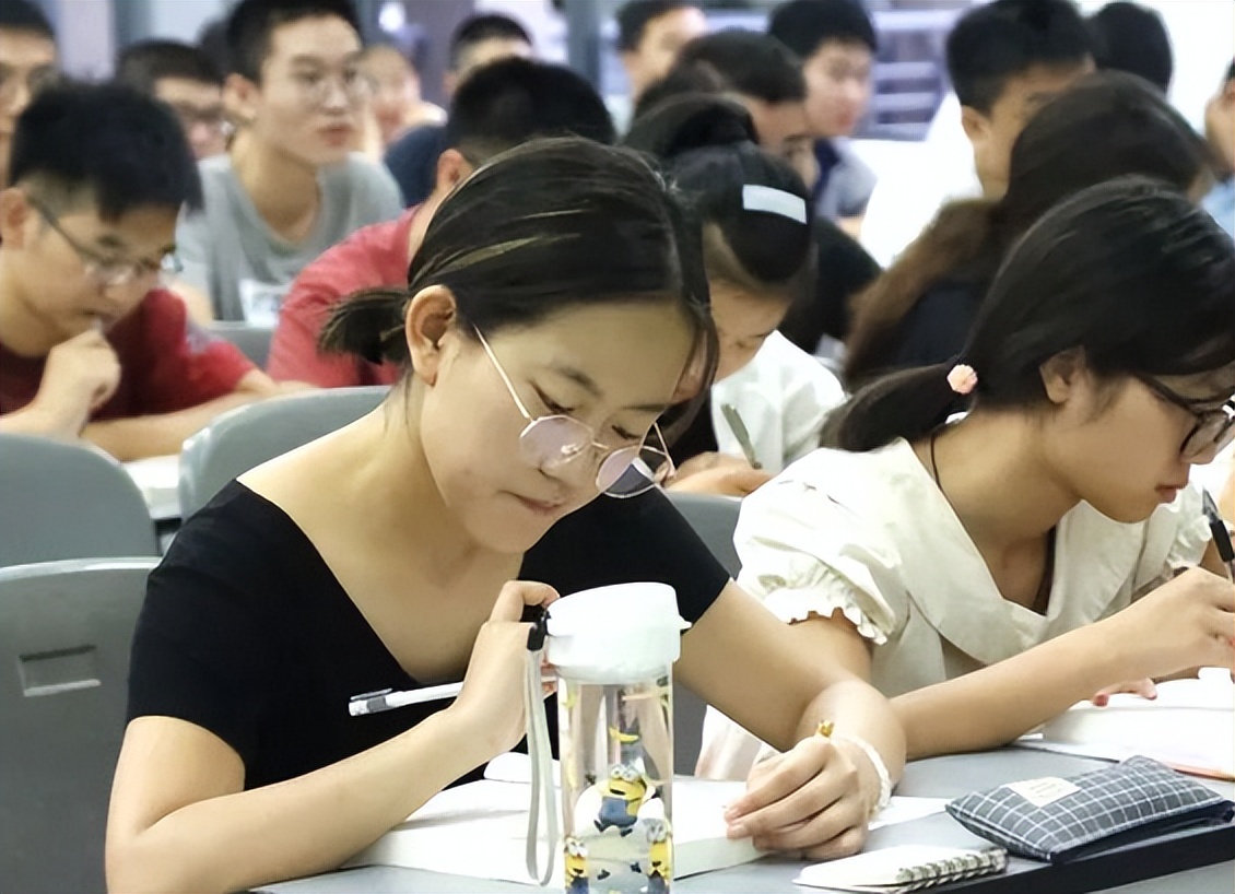 大学生的“攀比心理”有多重？男生晒寝室现状，网友不禁感叹