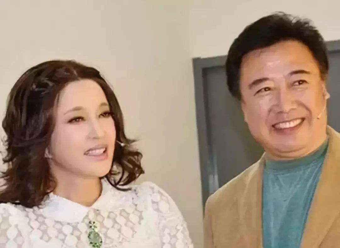 刘晓庆的妹妹刘晓红：我看到了姐姐的脆弱和心痛，含泪送姐姐出嫁