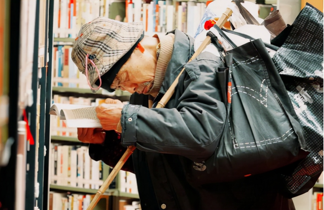 6年前，杭州拾荒老人意外身亡，只留下厚厚一叠泛黄的纸张