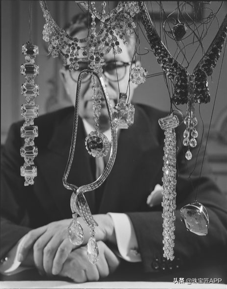 耳濡目染,初露天赋harry winston的创始人海瑞64温斯顿1896出生于