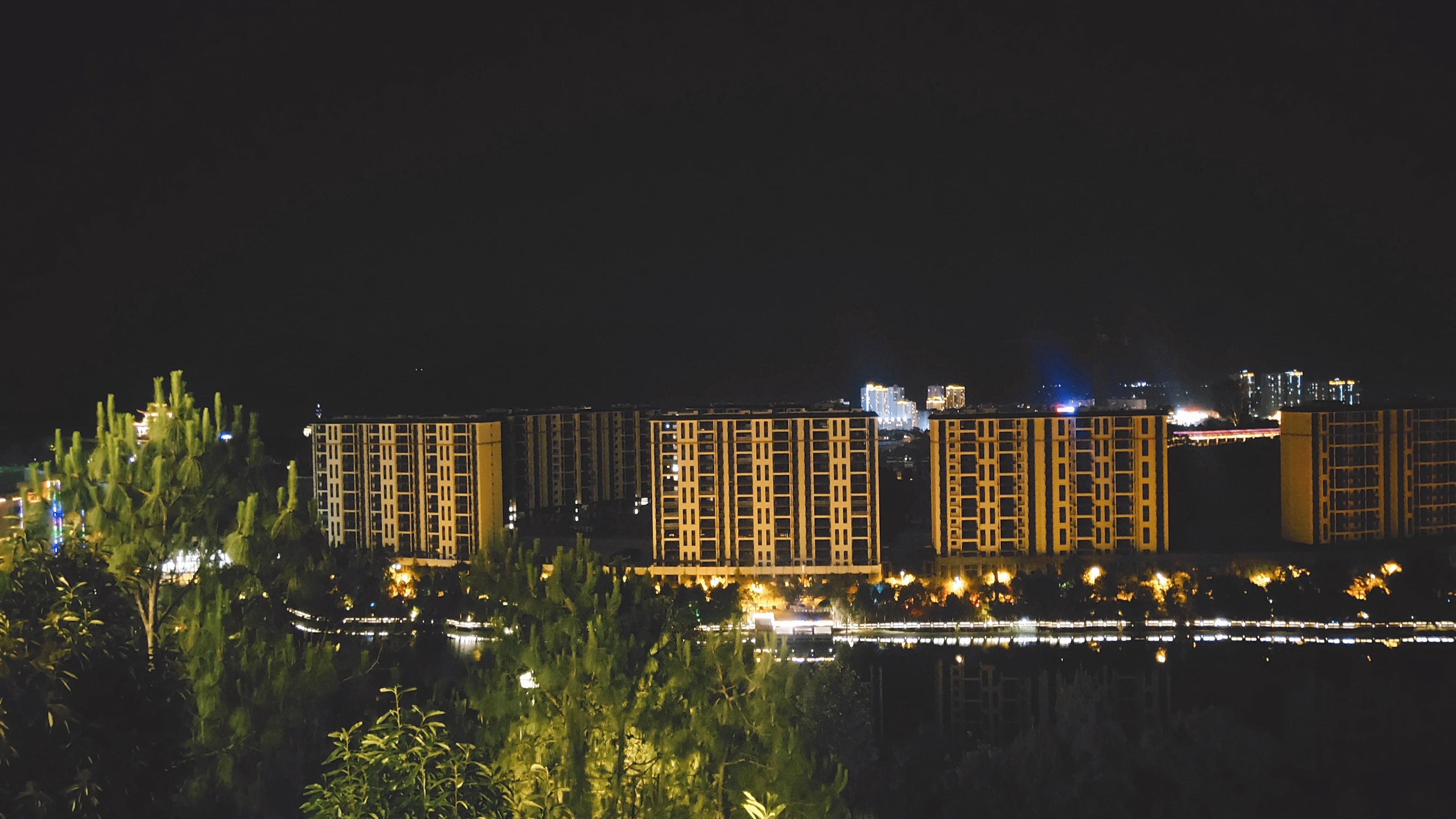 夜晚的南屯湖宁静却不寂寥......