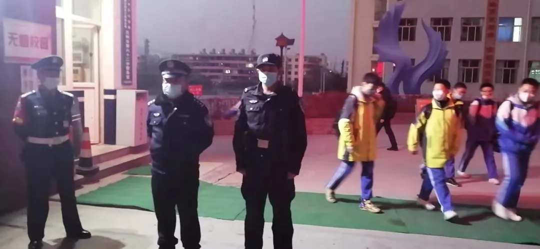 “大檐帽”守护“小黄帽”！西固公安分局全力护航复学复课