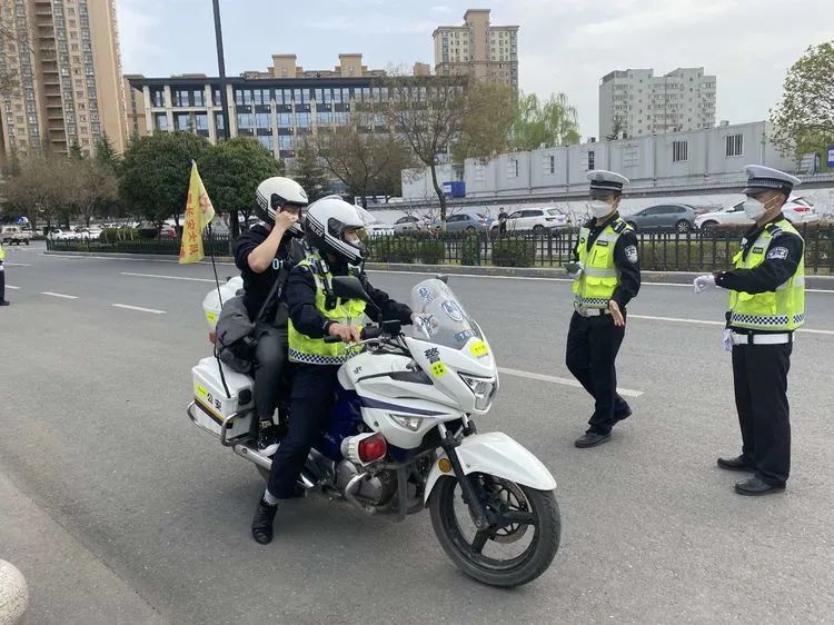 我为群众办实事 | 西安公安长安巡特警全力护航中小学教师资格考试顺利进行